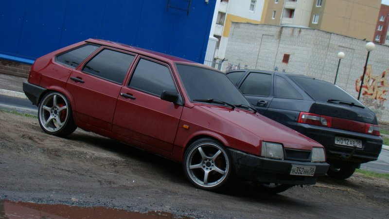 Красная ВАЗ 2109 на 16 дисках