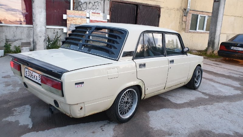 Бежевая ВАЗ 2105 BBS r15