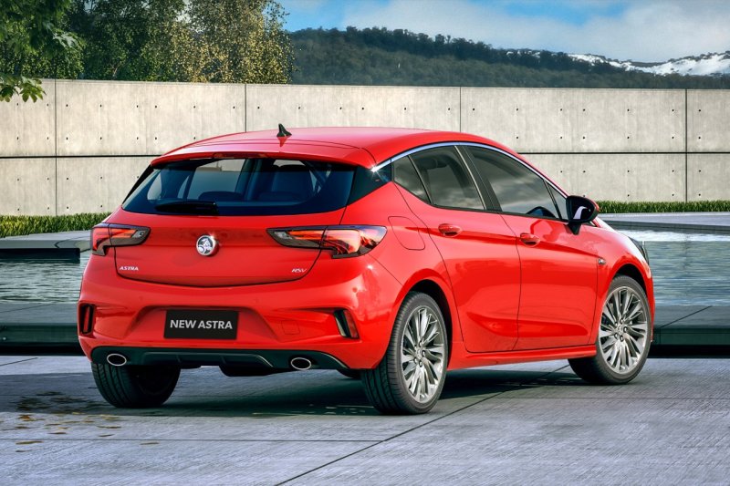 Опель Астра 2018 года