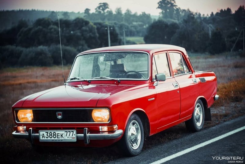 АЗЛК-2140 Москвич красный