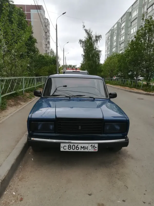 ВАЗ 2107 белая с тонированными фарами