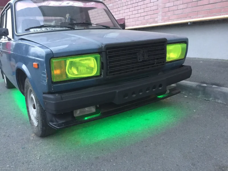 Вишневая ВАЗ 2107 сзади