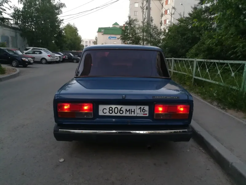 ВАЗ 2107 черный зад фары