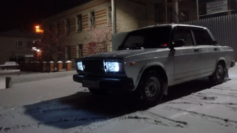 ВАЗ 2107 черный ночью