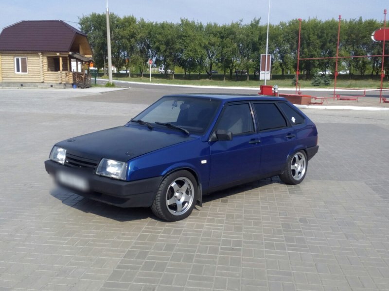 ВАЗ 2109 голубого цвета