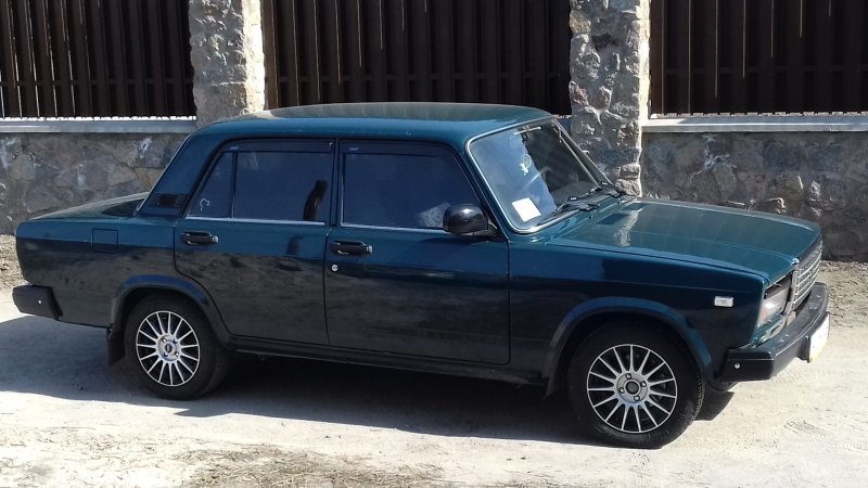 Черная ВАЗ 2107 на r17