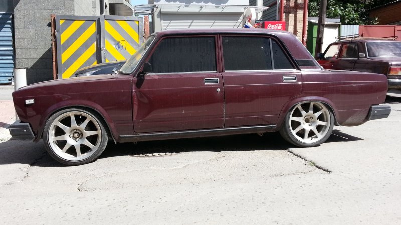 ВАЗ 2107 белая r15