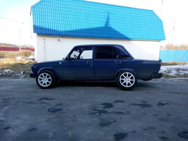 ВАЗ 2107 белая r15