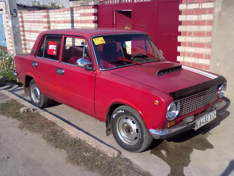 Lada 21011 красная