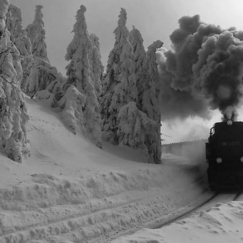 Паровоз в снегу