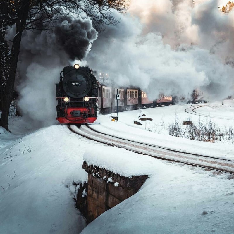 Паровоз в снегу