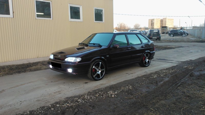 Черная ВАЗ 2114 r17