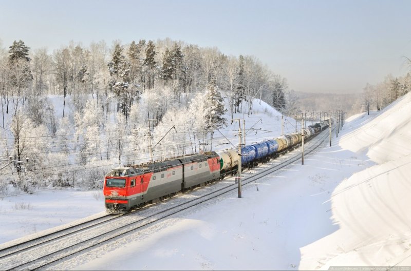 Грузовой поезд зимой
