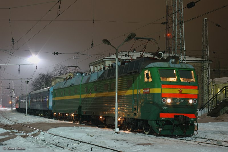 Вл-80 электровоз на станции ночью