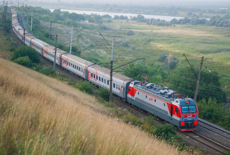 Поезд на белом фоне