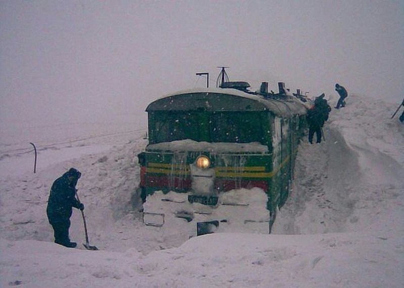 Поезд в снегу