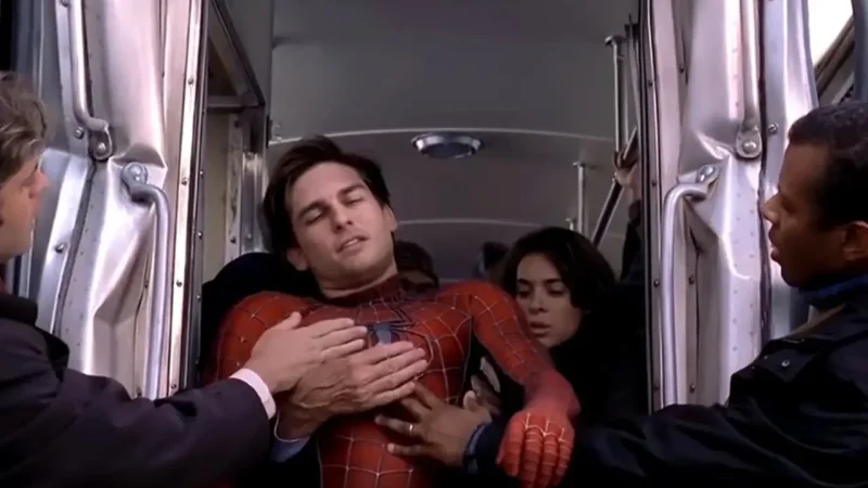 Spider man the train he couldn t. Тоби Магуайр поезд. Тоби Магуайр останавливает поезд. Человек паук останавливает поезд. Человек останавливает поезд.