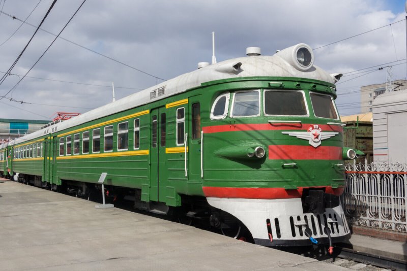 Эр1 электропоезд жёлтый