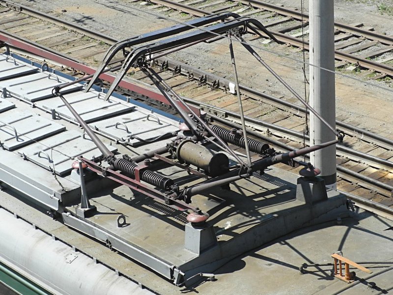 Токоприемник электровоза вл 10