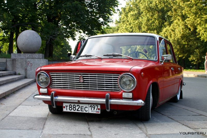 ВАЗ-2101 легковой автомобиль красный