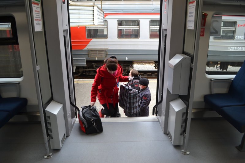 Поезд Ласточка низкая платформа