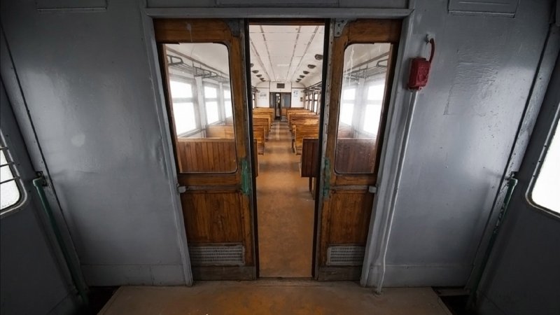 Двери вагона метро Москва