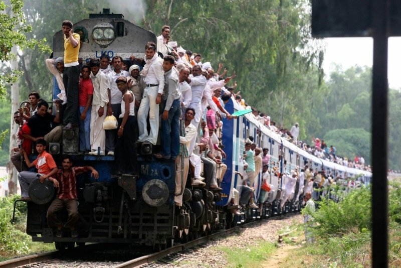 Пассажиры пригородных поездов