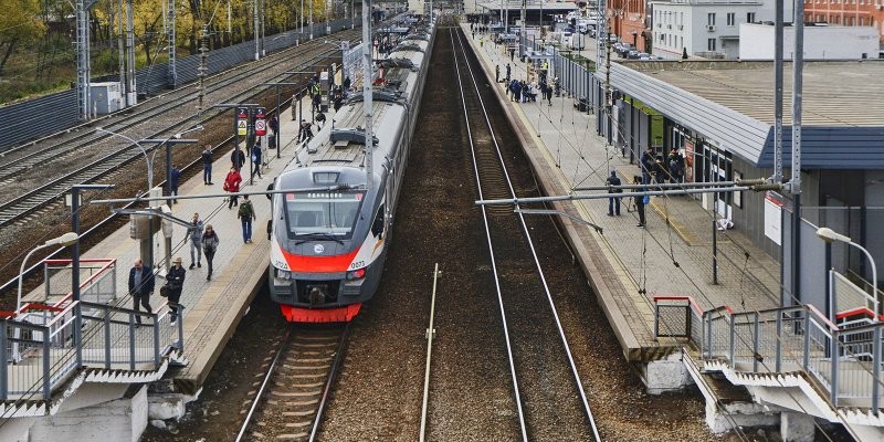 Поезд на перроне