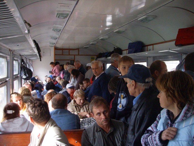 Толпа в электричке