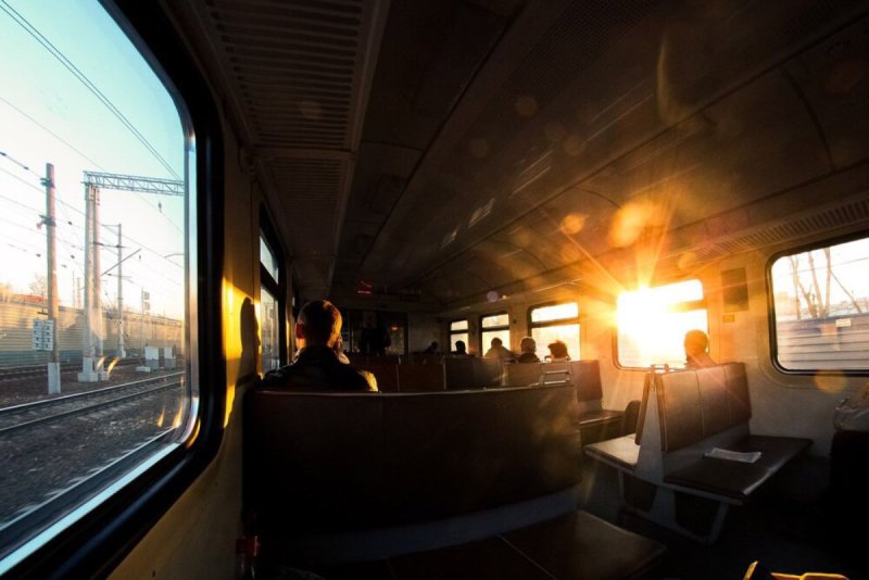 Пассажиры пригородных поездов