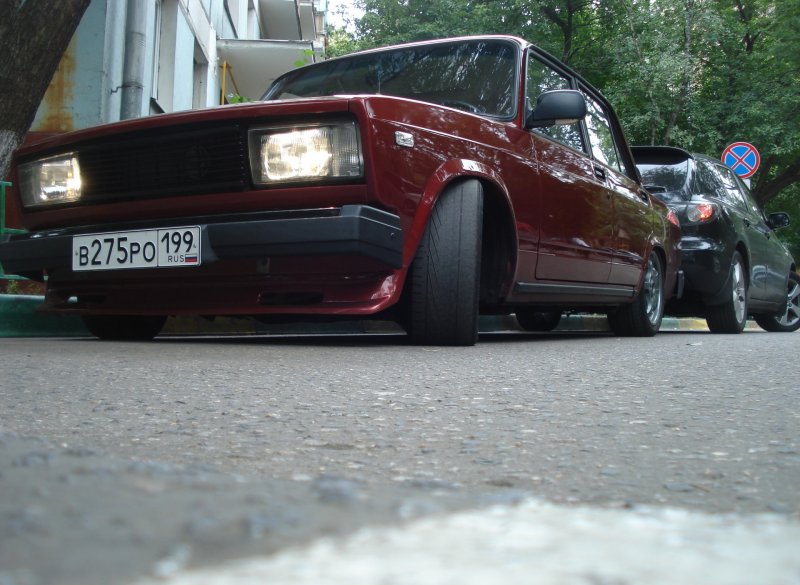 ВАЗ 2107 спереди без бампера