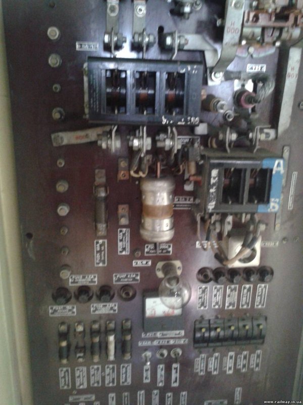 Расположение оборудования на электровозе вл80с