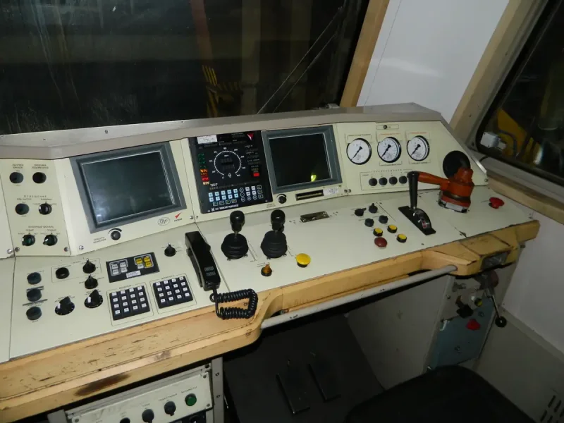 Электровоз гранит 2эс10 кабина
