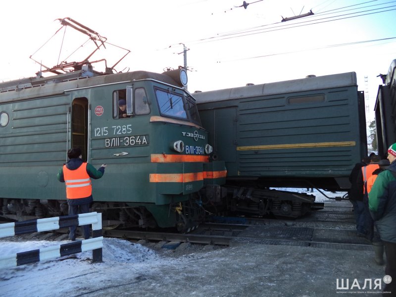 Вагон после локомотива. Вл 80 сходы с рельс. Электровоз вл80с столкновение авария. Крушение электровоза вл80.