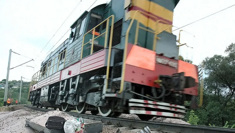 Тепловоз переехал человека