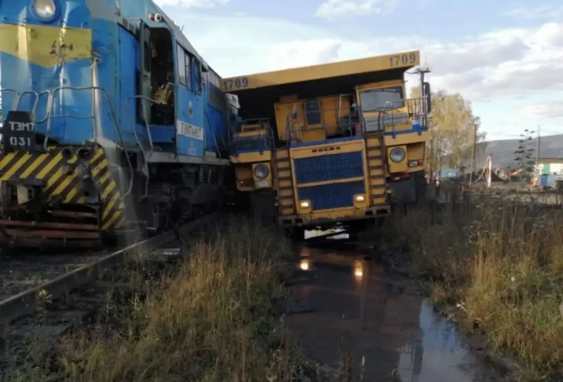 БЕЛАЗ И тепловоз