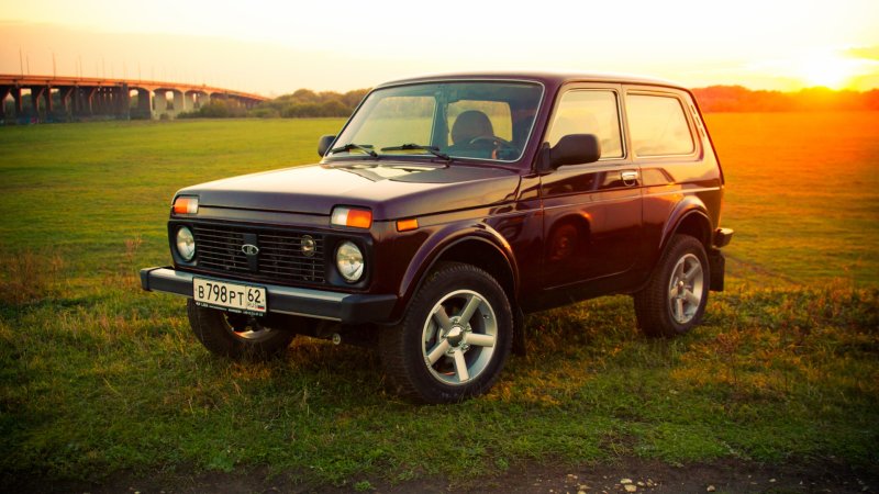 Нива 21214 белая