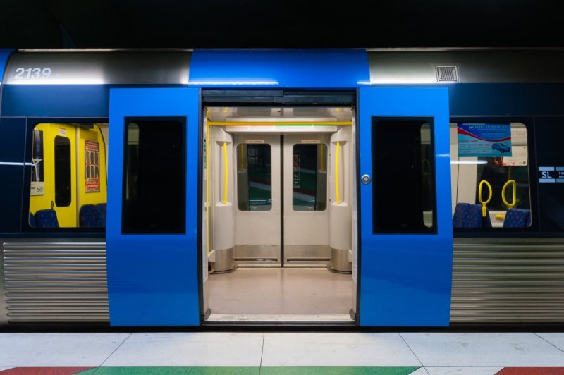 Двери вагона метро