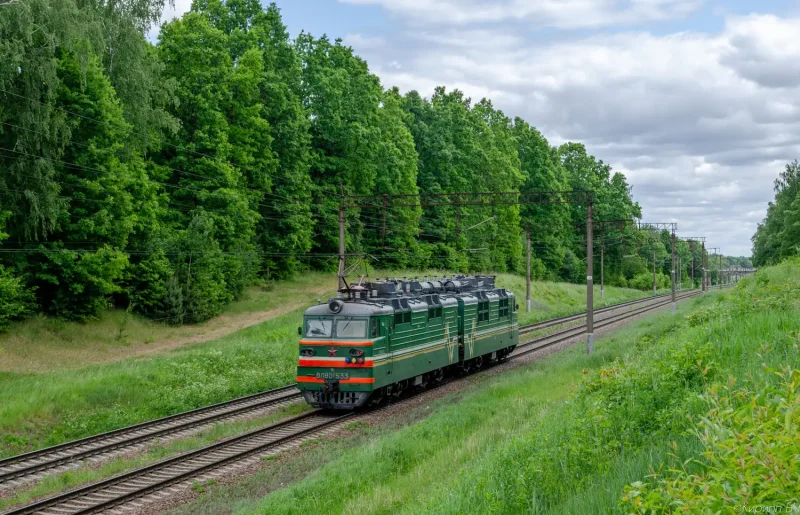 Грузовой поезд РЖД вл80