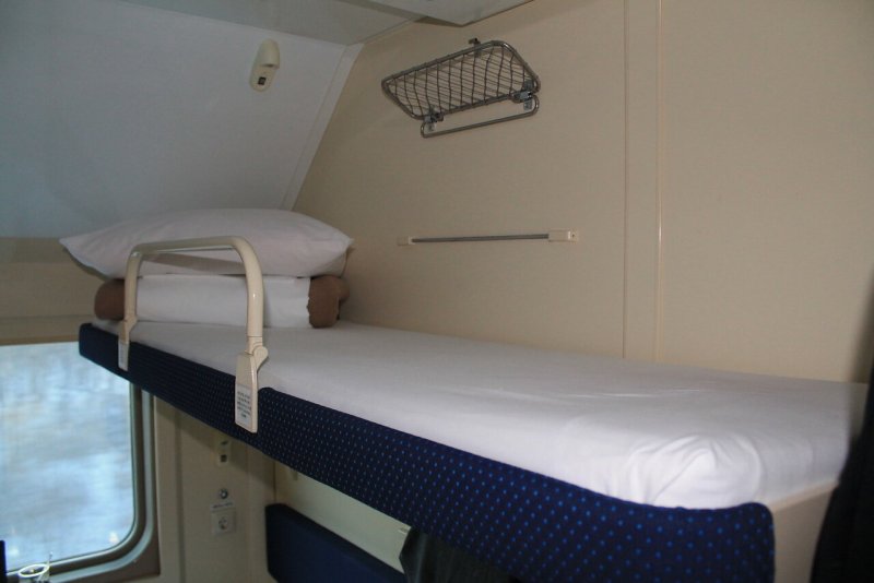 Верхняя полка в двухэтажном вагоне
