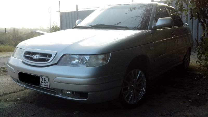 Серебристая ВАЗ 2110 В тонировке