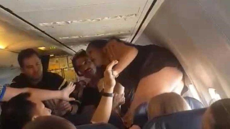 Дебош на борту самолета