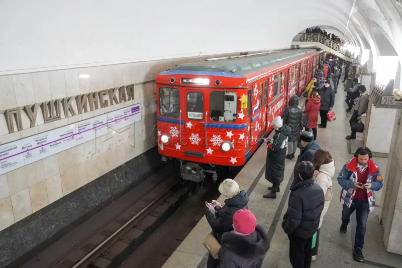 Новогодний поезд метро