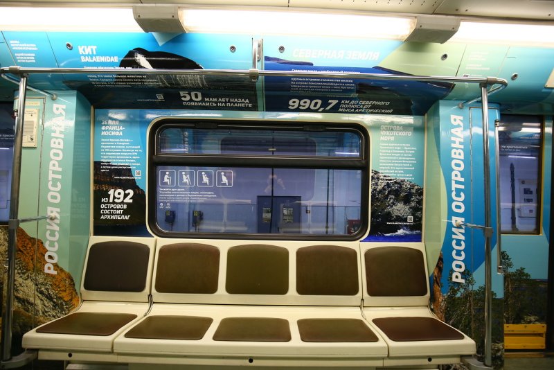 Вагон внутри метро Япония