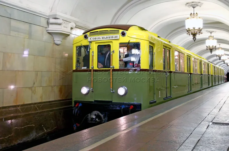 Первые вагоны метро в Москве