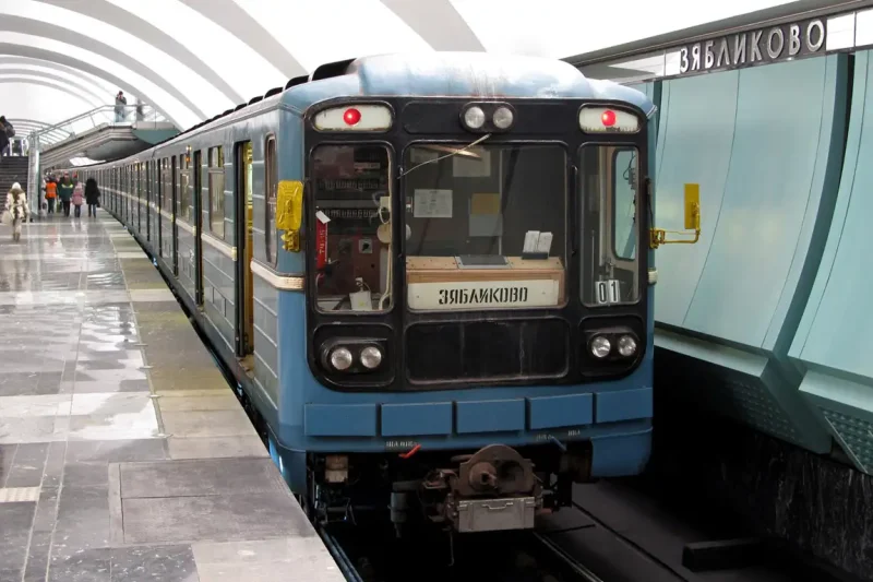 Метропоезд пришелец Петербург