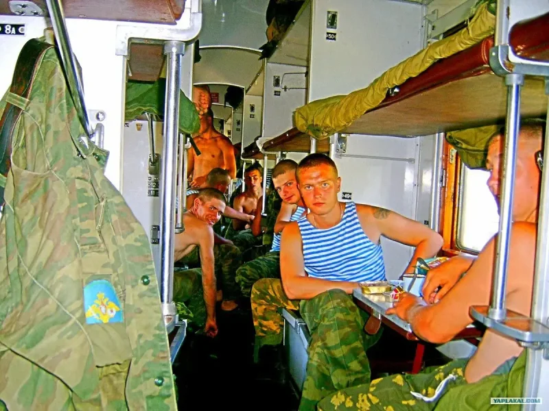 Солдаты в поезде