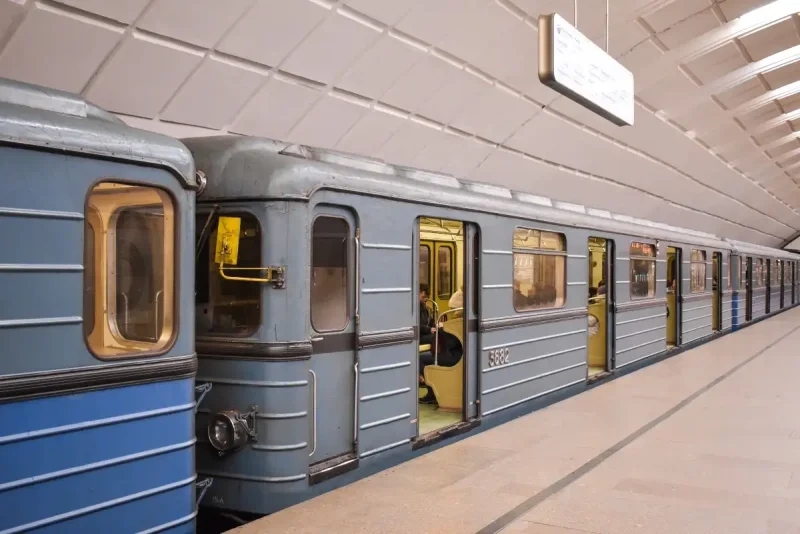 Д вагон метро