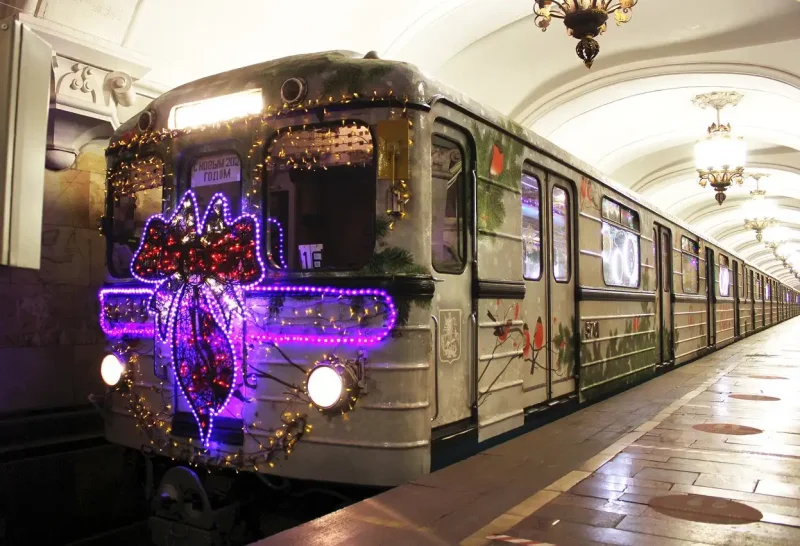 Метро новогодний поезд еж3