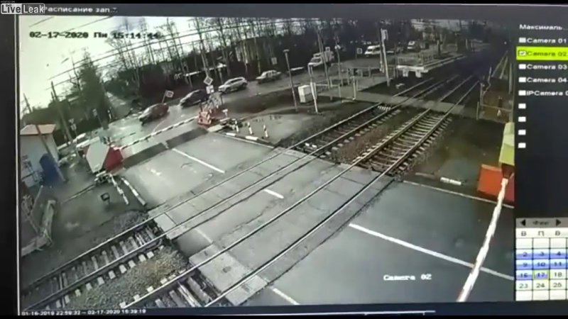 Электричка сбила человека